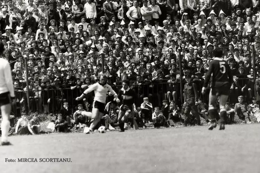 Secvență din partida Poiana Câmpina - CS Târgoviște, scor 1-2, din primăvara anului 1981. Tribunele îi sorbeau toate mișcările