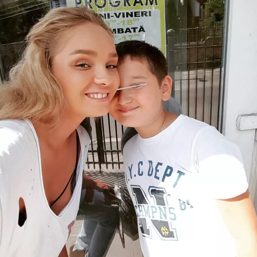 Maria Constantin și băiețelul ei, în culmea fericirii. “Cu ajutorul doamnei avocat avem vacanță prelungită “