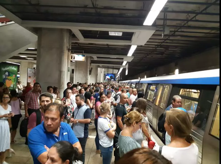 Călători panicați, pe peronul stației de metrou Piața Unirii 2
