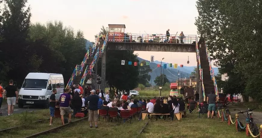 VIDEO/ Nightlosers au cântat de pe o pasarelă de gară. Cel mai inedit concert din cariera lor!