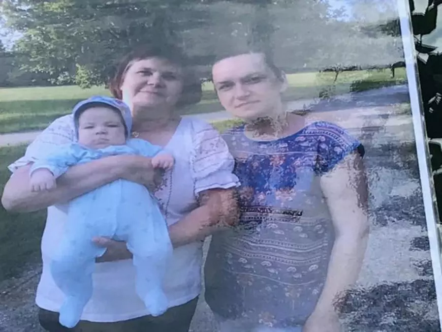 Polițista Adela Lăpădat a fost înmormântată. Imagine cu polițista, bebelușul ei și mama