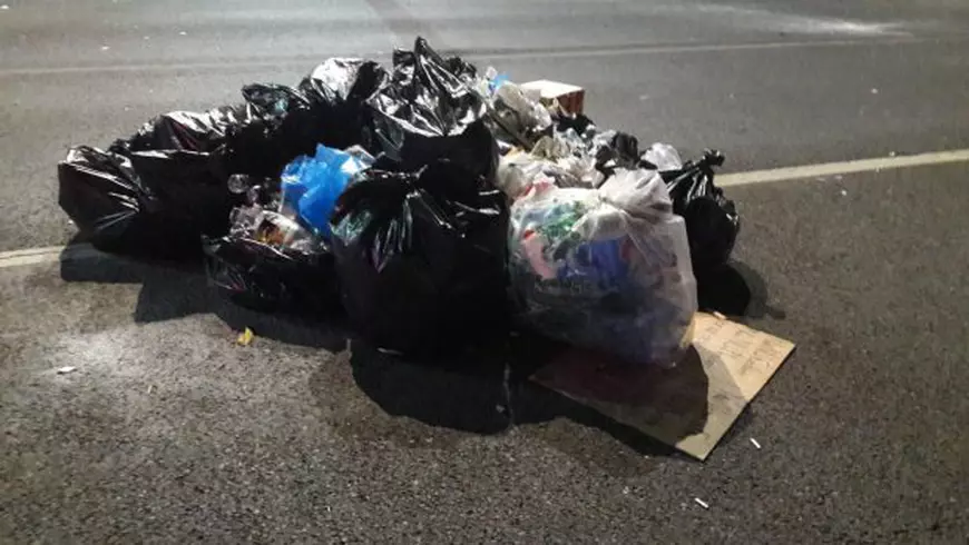 VIDEO/Finalul celui mai violent miting din România ultimilor ani. Protestatarii ”înarmați” cu mânuși de plastic și saci au strâns gunoaiele din Piața Victoriei