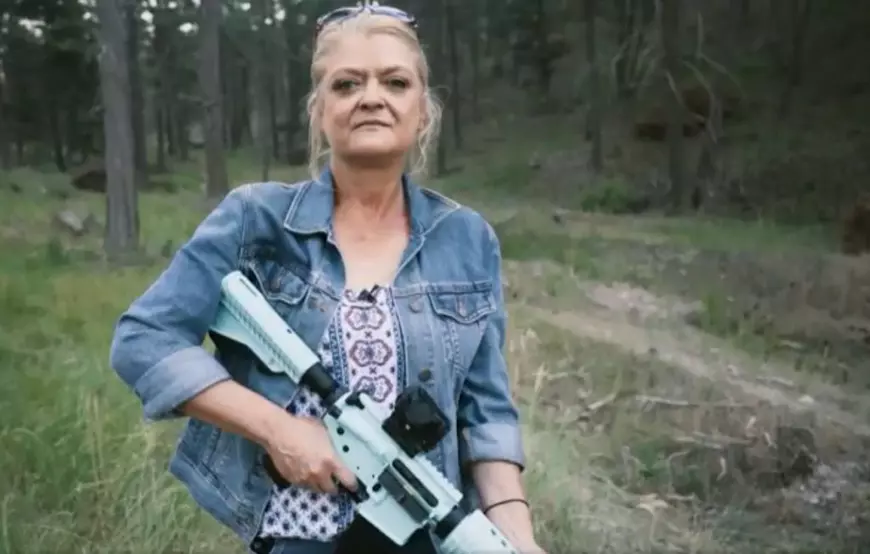 O femeie casnică, mamă a trei copii, a devenit vânător online de... jihadiști. Capturile impresionante ale femeii