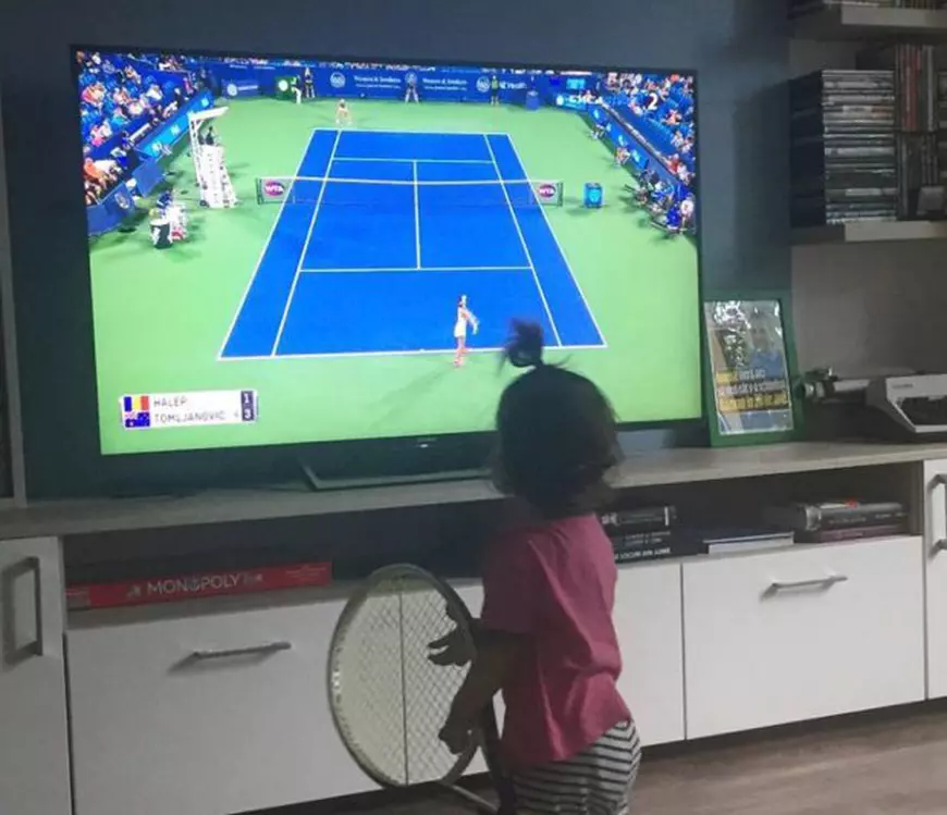 O imagine cu fetița Simonei Gherghe a creat isterie pe Facebook. “Tu faci rău“ . Cum a reacționat prezentatoarea tv