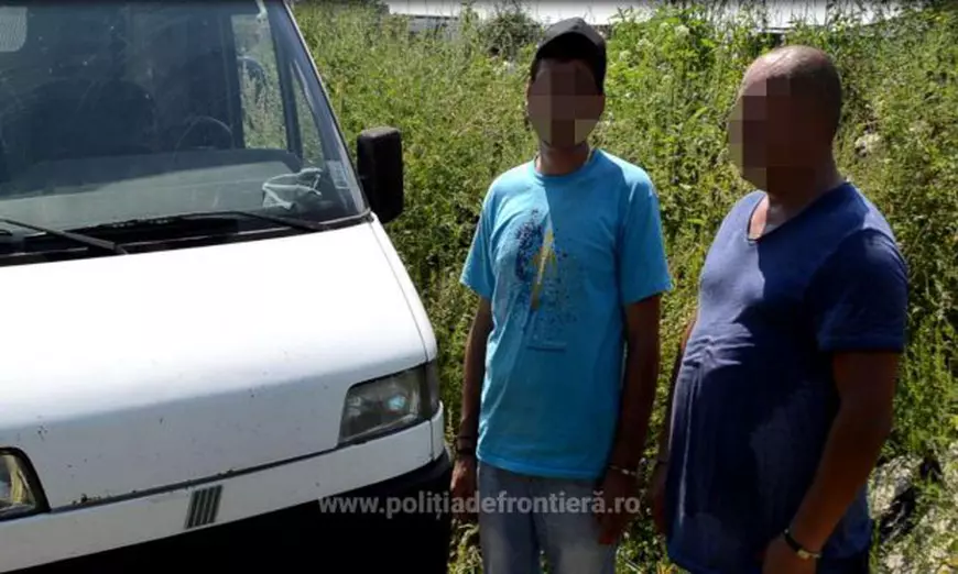 FOTO/ Microbuz plin cu migranți, tras pe dreapta în Timiș. Două călăuze se ocupau de transport