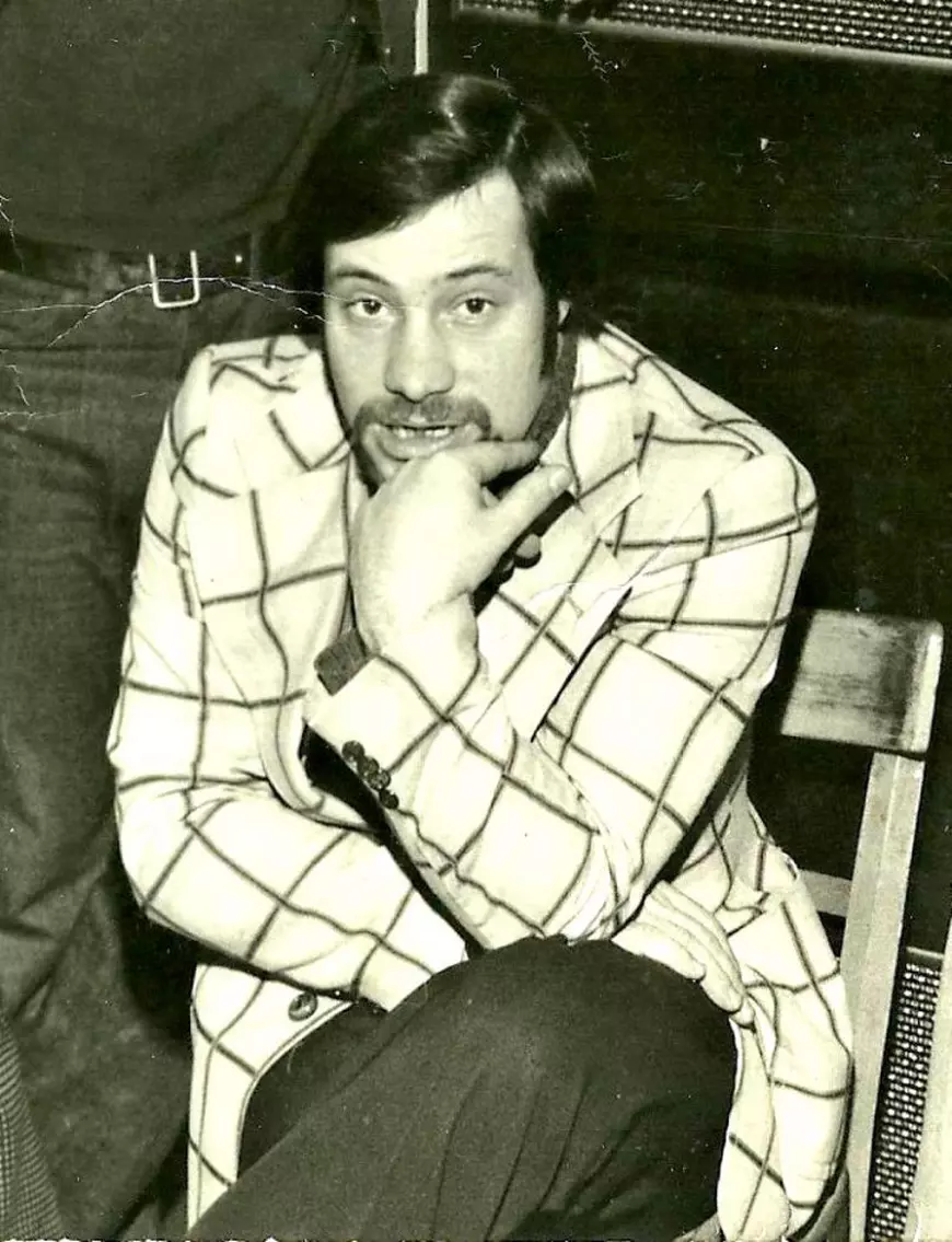 FOTO EXCLUSIV/Vedetă rock în anii '70 și politician în anii 90, Doru Tufiș e din nou cap de afiș. Cântă într-un restaurant!