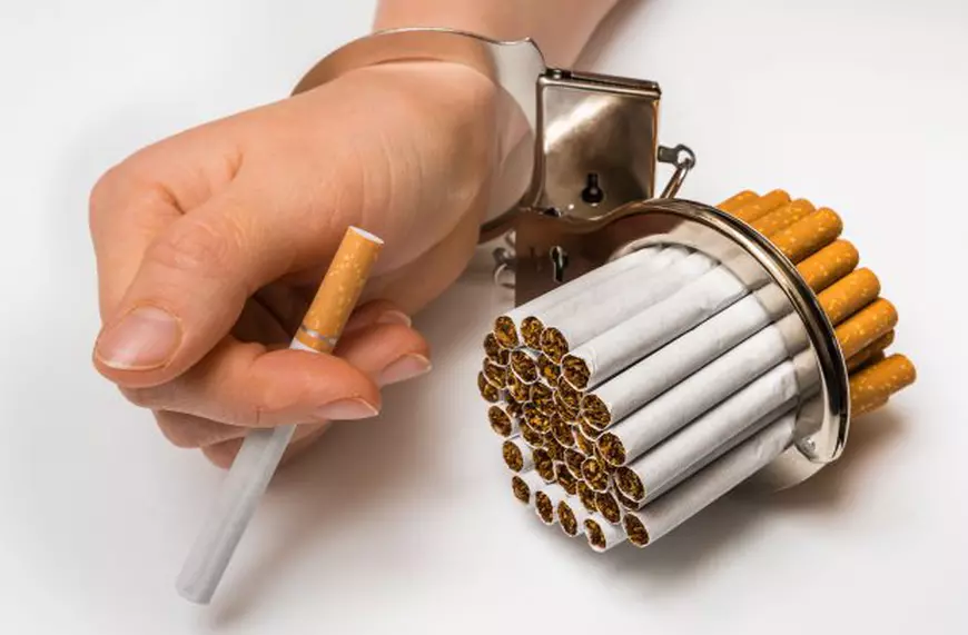 Cum îți distrug viața dependențele. Adicțiile de alcool, tutun, droguri, rețele sociale, jocuri de noroc și pariuri, cele mai întâlnite