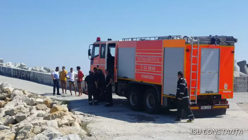 FOTO/ Un băiat de 11 ani a murit înecat pe Plaja Modern din Constanța. Trupul său era prins între stabilopozi