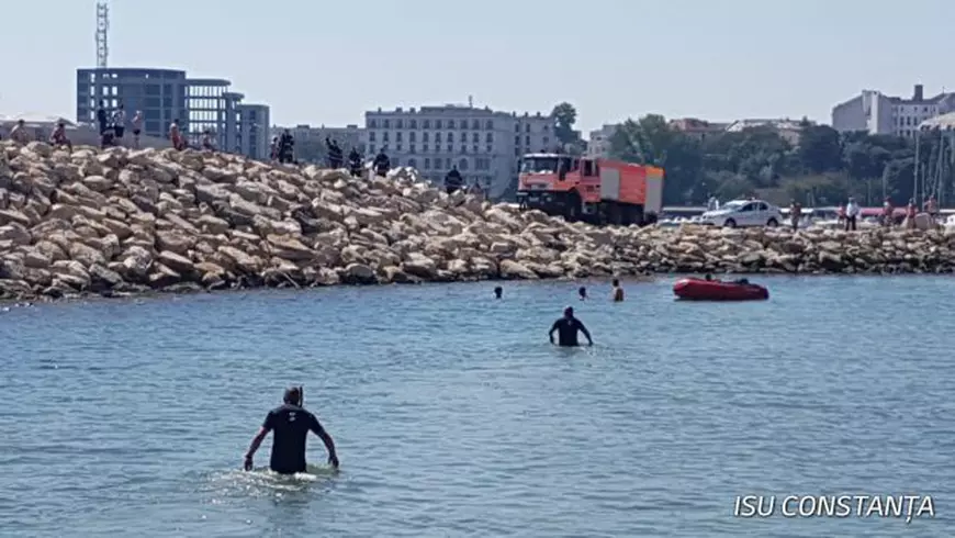 FOTO/ Un băiat de 11 ani a murit înecat pe Plaja Modern din Constanța. Trupul său era prins între stabilopozi
