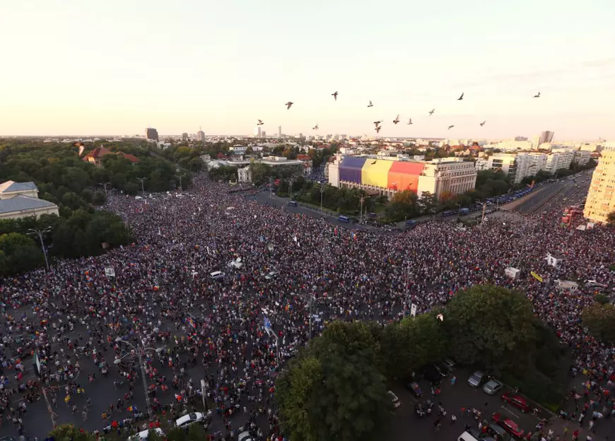 LIVE TEXT/ Mitingul diasporei, în Piața Victoriei. Război total între jandarmi și huligani (FOTO&VIDEO)