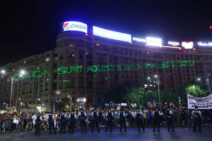 FOTO&VIDEO/ 50.000 de persoane au protestat în Piața Victoriei. Manifestația a fost una pașnică