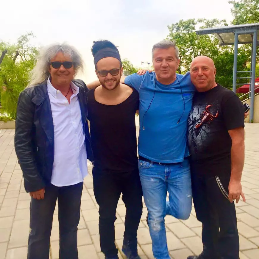 A fost bătut măr, în plină stradă! Compozitorul hitului «Și îngerii au demonii lor» s-a ales cu nasul spart și câteva coaste rupte