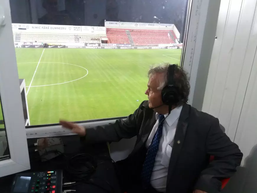 Incredibil cum arată cabina umilitoare din stadionul primarului Florentin Pandele în care și-a încheiat cariera freneticul comentator radio Ilie Dobre!