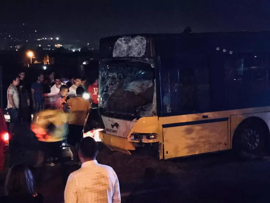 Autobuzul, galben cu negru, care a lovit o căruță în Burdujeni, județul Suceava