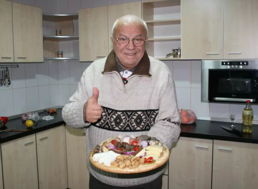 Alexandru Arșinel mănâncă bio, din livezile și din sera familiei