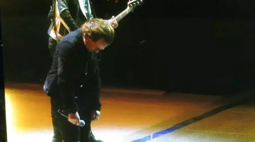 VIDEO/ Bono a rămas fără voce în timpul unui concert, la Berlin. U2 a anulat show-ul după 40 de minute