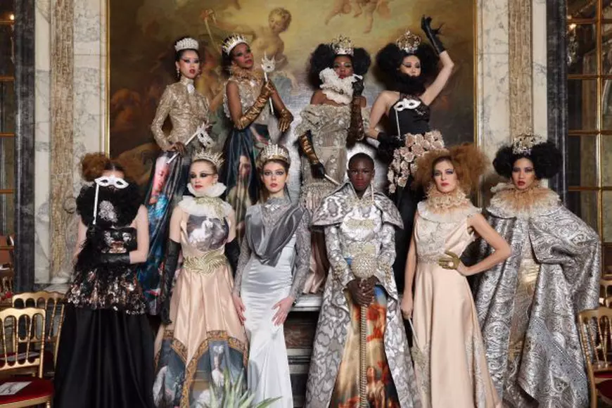 Cătălin Botezatu muncește intens pentru prezentarea de modă de la Paris