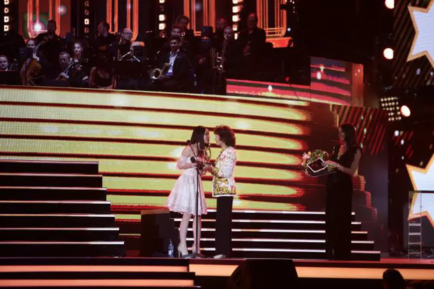 EXCLUSIV/ Inis Neziri, cântăreața din Albania care a câștigat Cerbul de Aur, are 17 ani: „Nu mi-e frică decât de Dumnezeu”