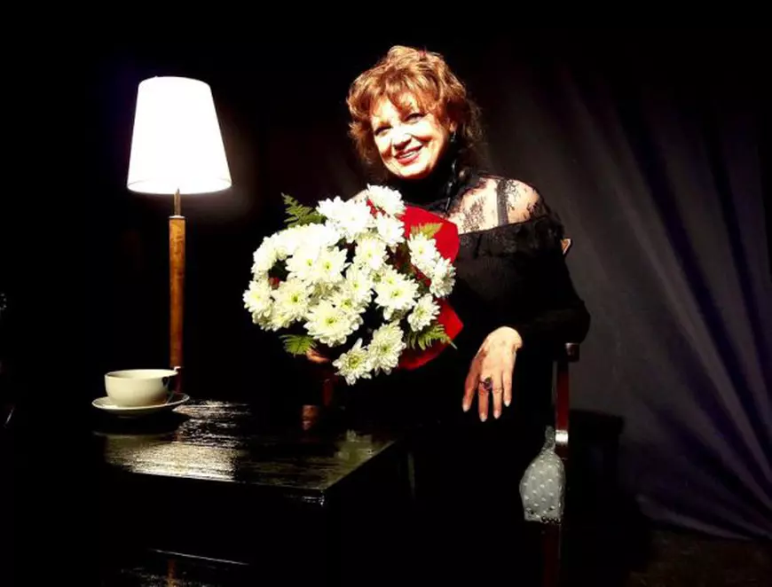 Cezara Dafinescu, al[turi de un buchet mare de flori