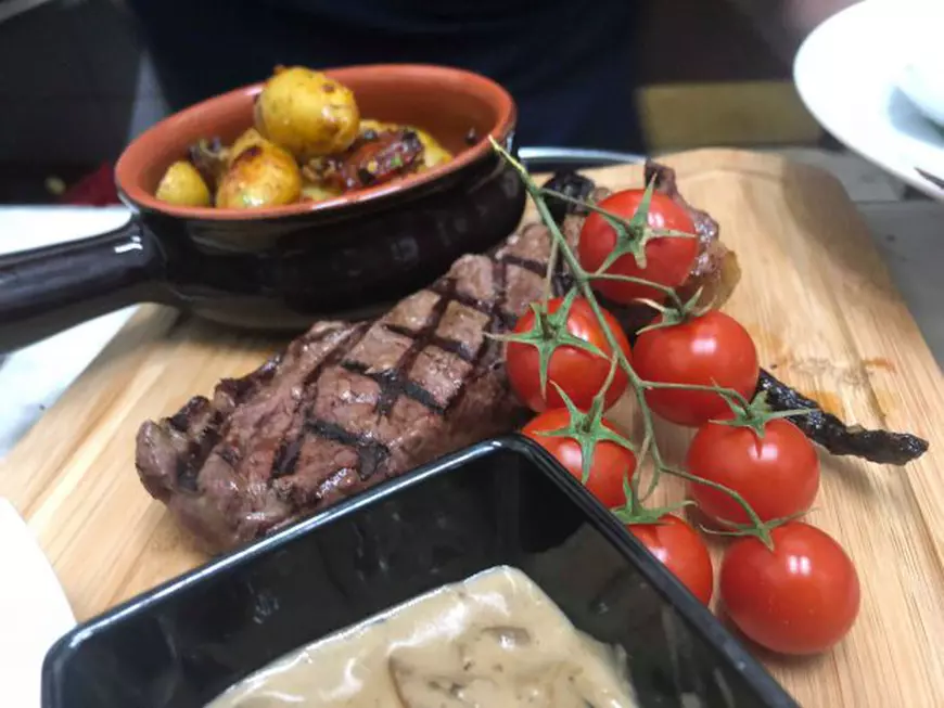 Un bucătar din Buzău lansează colegilor o provocare inedită: o masă pe cinste pentru persoane fără adăpost și copii abandonați