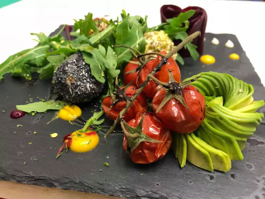 Un bucătar din Buzău lansează colegilor o provocare inedită: o masă pe cinste pentru persoane fără adăpost și copii abandonați