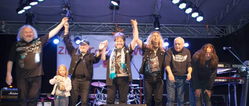 Povestea Compact riscă să se transforme într-o telenovelă cu procesomani. Rockerii s-au mutat de pe scenă la tribunal!