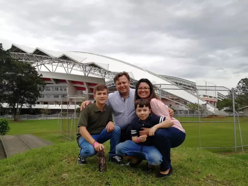 Dragoș Dolănescu n-are viață ușoară ca deputat în Costa Rica. Job de 12 ore,  6 zile pe săptămână!