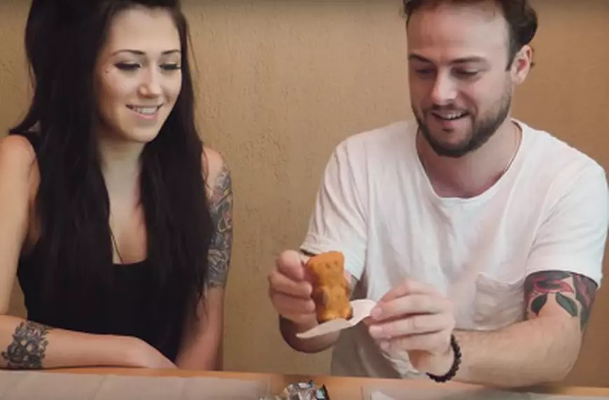 VIDEO. Cum reacționează americanii când mânancă dulciuri și snacks-uri din România