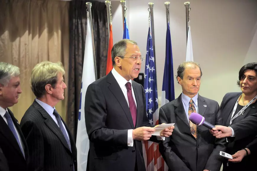 Daniel Fried și Serghei Lavrov, ministrul de Externe a Rusiei, în timpul unei conferințe de presă (FOTO: EPA)