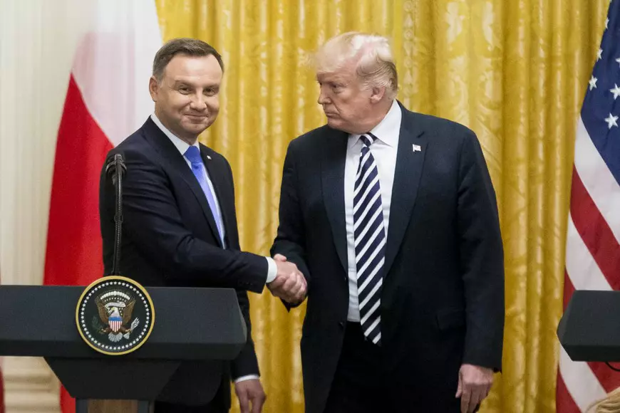 SUA ar putea elimina vizele pentru cetăţenii polonezi. Președintele polonez, Andrzej Duda, și cel american, Donald Trump, dau mâna la Casa Albă