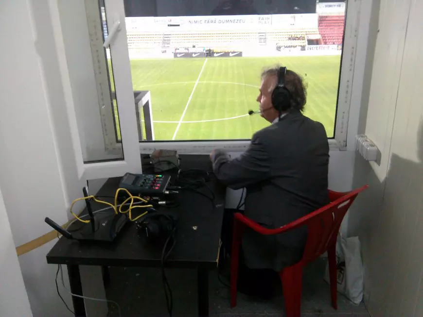 Incredibil cum arată cabina umilitoare din stadionul primarului Florentin Pandele în care și-a încheiat cariera freneticul comentator radio Ilie Dobre!