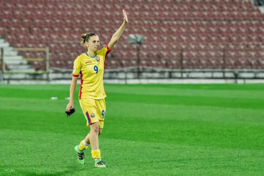 INTERVIU / Scandal la naționala feminină de fotbal a României. Selecționerul Mirel Albon o ”dezbracă” pe jucătoarea Laura Rus. ”Iar v-am scos din rahat”!