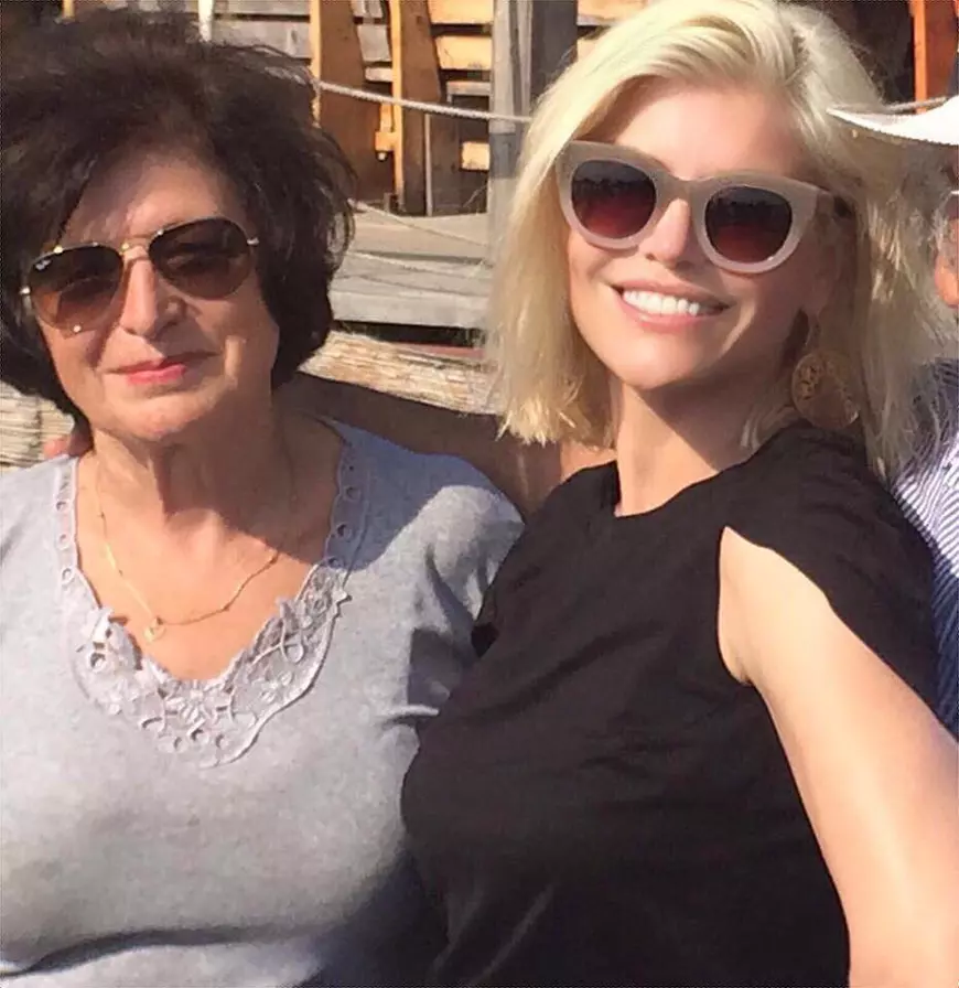 Cum a fost Loredana Groza în prima zi de școală. Mama ei i-a fost învățătoare