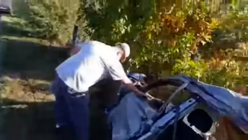 Mașină ruptă în două într-un accident în Dofteana, județul Bacău. O parte din autoturismul distrus în accident a fost găsită de localnici de cealaltă parte a drumului