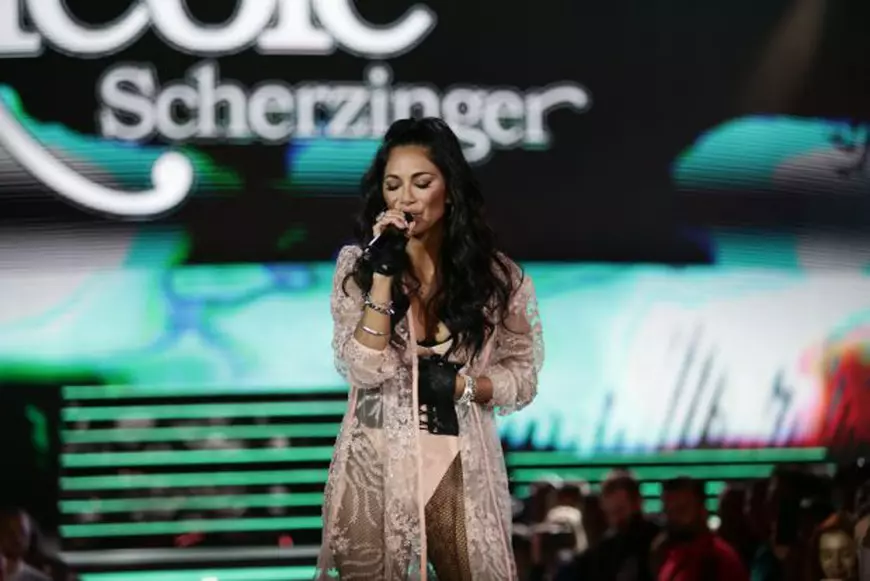 EXCLUSIV/Cine este băiatul pe care l-a pupat Nicole Scherzinger la Cerbul de Aur 2018!  Vlad e imobilizat în scaun rulant și orfan de mamă (VIDEO)