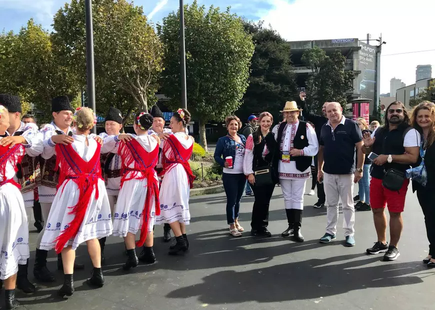 VIDEO / La un festival al diasporei din California, unde românii se îmbracă în port popular, Gheorghe Gheorghiu a promovat tradițiile în bermude și tricou
