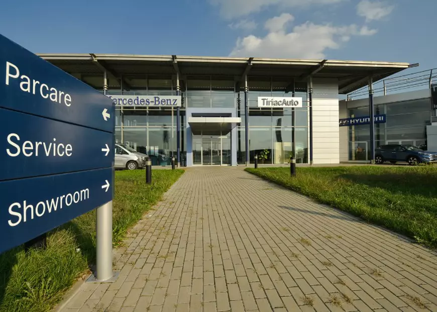 (P) Două modele reprezentative pentru gama sport, la showroomul auto Ford Pitești