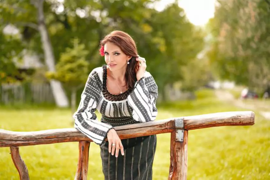 Cristina Spătar, cu cei doi copii la școală. Cum au fost fotografiați cei doi micuți în prima lor zi de început de an școlar