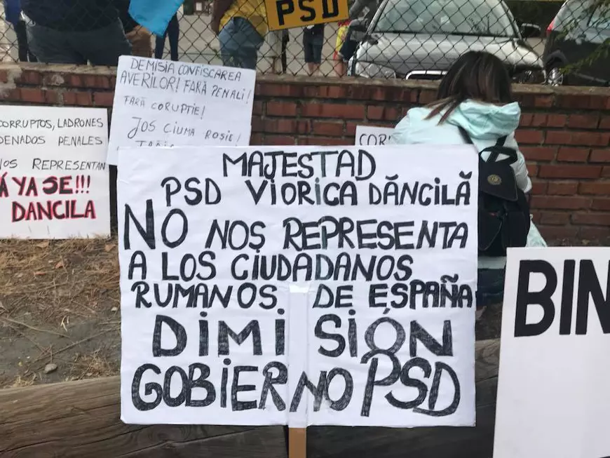 Românii din Spania o primesc pe Viorica Dăncilă cu pancarte și mesaje împotriva penalilor. „Corupţii, hoţii şi condamnaţii penal nu ne reprezintă”