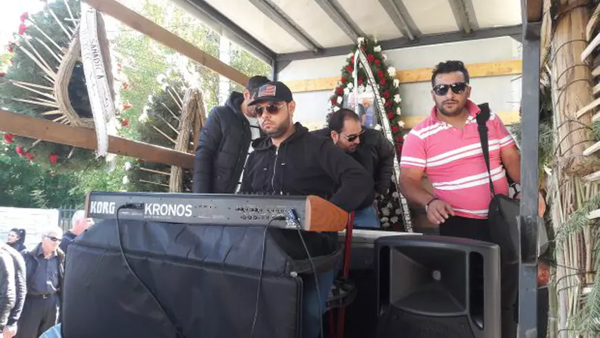 VIDEO | Camioane de flori, râuri de lacrimi şi manele de jale  la înmormântarea "Faraonului"