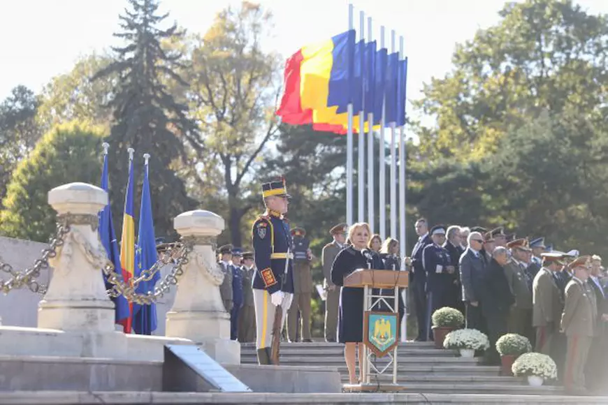 Klaus Iohannis și Viorica Dăncilă, împreună de Ziua Armatei