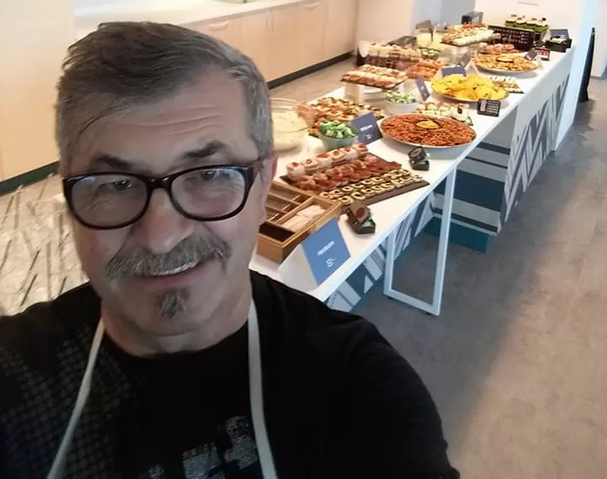 Petrișor Tănase a împlinit 60 de ani. Primul bucătar care a devenit celebru la TV și-a făcut tortul aniversar