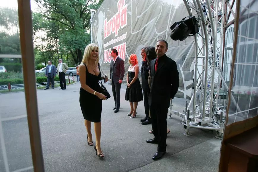 Elena Udrea, celebră pentru hainele și accesoriile cu prețuri exorbitante! Ținuta de 1.500 de euro din momentul arestării este printre cele mai ieftine!