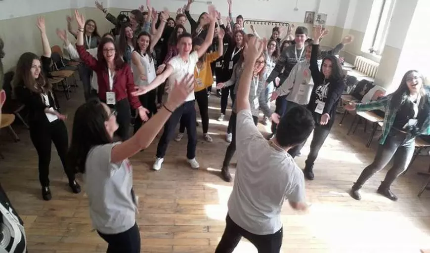 OAMENI CU PUTERE/ George și Relu, unul gay, celălalt heterosexual, educă noile generații ale României. "Din eșec în eșec în eșec până când vine și succesul"