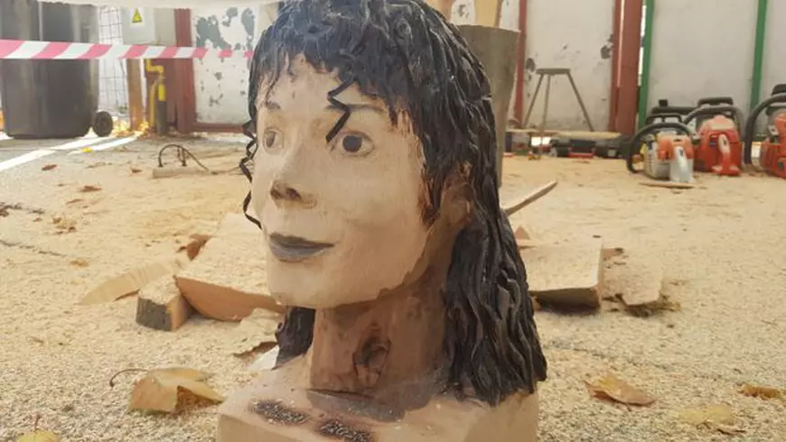 Gabriel Pătrașc a învățat de la o emisiune TV cum să sculpteze în lemn cu drujba. A făcut bustul lui Michael Jackson dintr-un trunchi de copac