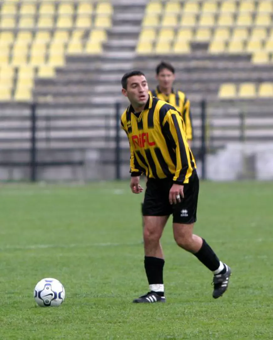 Fostul fotbalist Tiberiu Șerban a ajuns în pușcărie. Și-a bătut și amenințat cu cuțitul prietena, apoi a încălcat termenii arestului la domiciliu