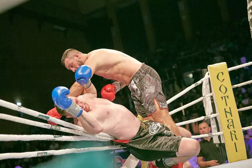 EXCLUSIV/ Neînvins de 3 ani, luptătorul Sebastian Cozmâncă l-a făcut KO pe un multiplu campion național