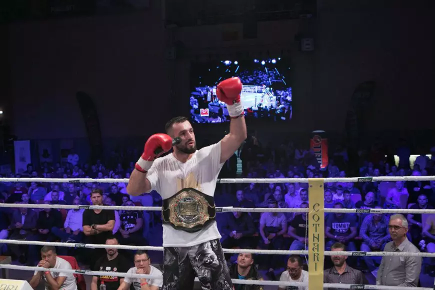 EXCLUSIV/ Neînvins de 3 ani, luptătorul Sebastian Cozmâncă l-a făcut KO pe un multiplu campion național
