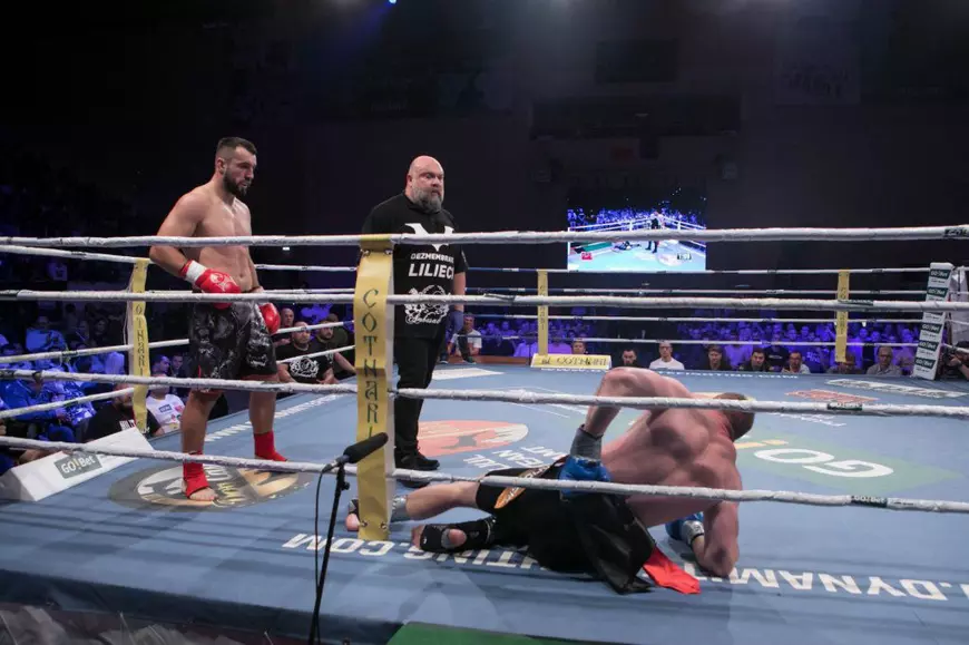 Luptătorul Sebastian Cozmâncă l-a făcut KO