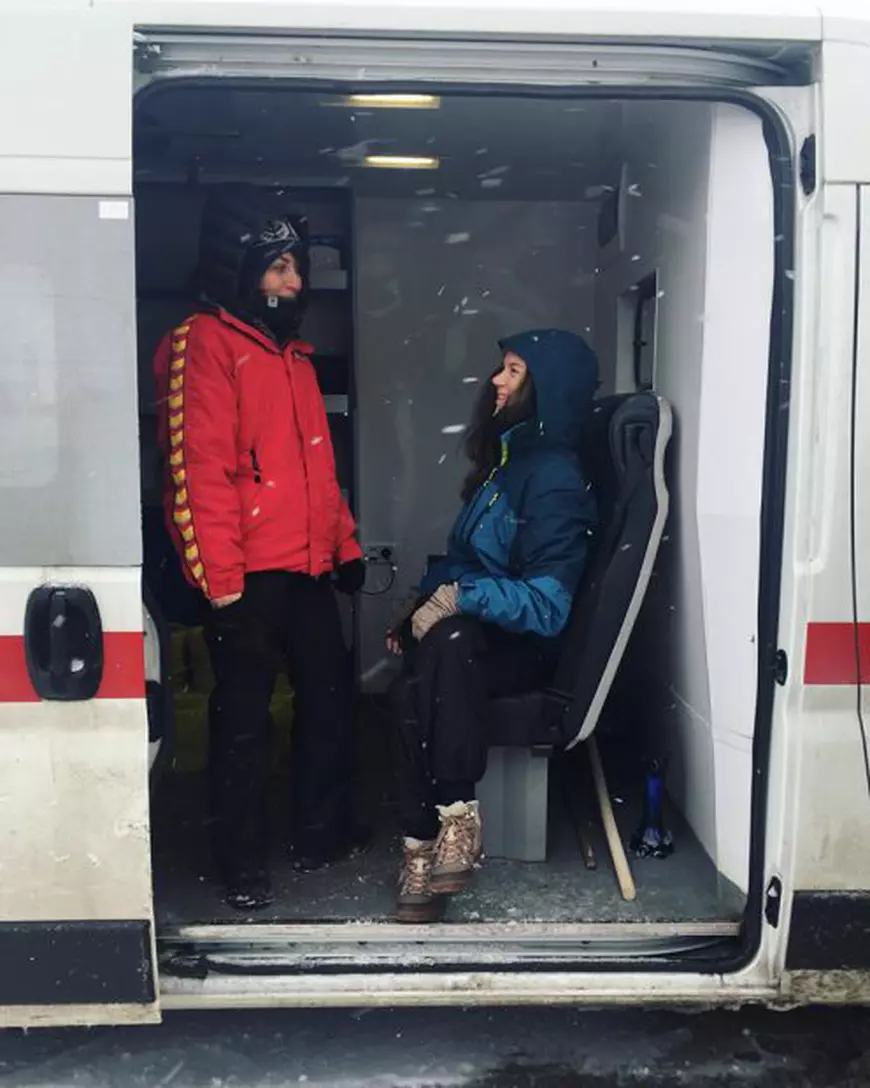 OAMENI CU PUTERE. Alina face, de Crăciun, 3.500 de sarmale și ajută oamenii cu HIV. Oana și copiii din sate fac portofele din cutii de lapte